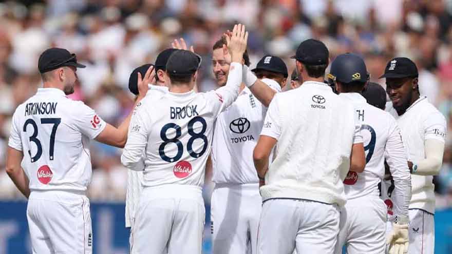England's Robinson stars as Pakistan all out for 110 in second Test