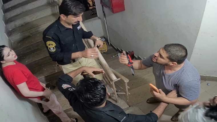 ڈی آئی جی ساؤتھ کا ڈیفنس میں خواتین کے جھگڑے کی وائرل ویڈیو پر انکوائری کا فیصلہ