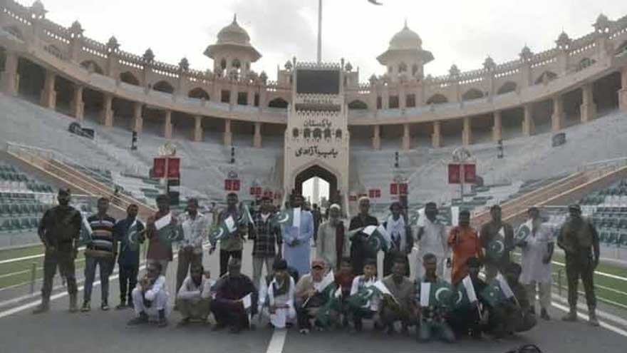 25 Pakistanis return home from India