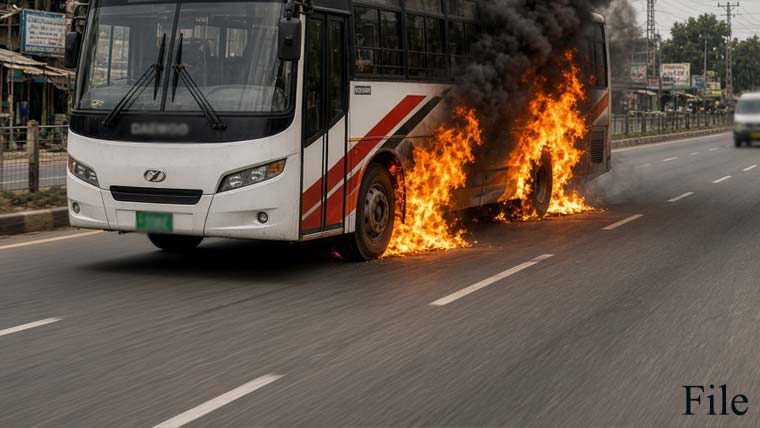 مریدکے جی ٹی روڈ پر چلتی بس کے ٹائروں میں اچانک آگ لگ گئی