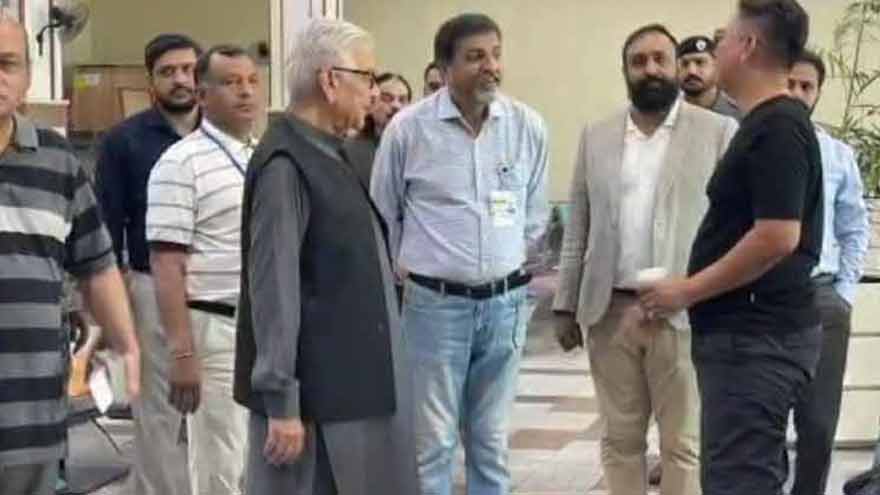 Khawaja Asif orders more search counters at Lahore airport