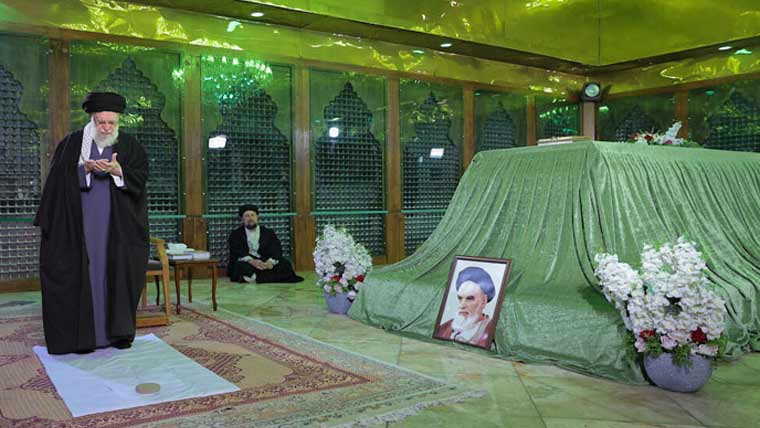 ایرانی سپریم لیڈر کئی ہفتوں بعد منظر عام پر آگئے، صدر کے ہمراہ امام خمینی کے مزار پر حاضری