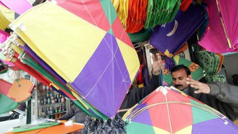 لاہور میں بسنت کی تیاریاں، پتنگوں، گڈوں اور ڈور کی فروخت شروع