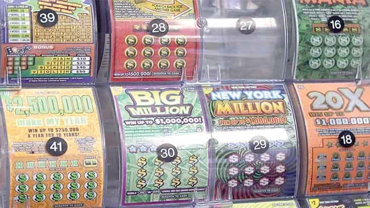 دوست کی جانب سے تحفے میں دیے گئے لاٹری ٹکٹس نے خاتون کی قسمت بدل دی