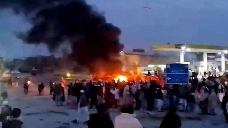 ڈی سی کرک سے مذاکرات کامیاب، زیرِحراست ملزم کے قتل پر احتجاج ختم