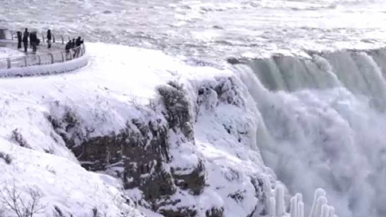 کینیڈا کی مشہور نیاگرا آبشار منجمد، سیاحوں کی بڑی تعداد دلکش نظارہ دیکھنے پہنچ گئی
