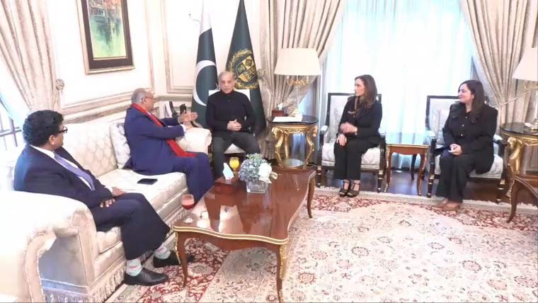 وزیرِ اعظم سے 61 ویں وینس بینالے کیلئے پاکستانی پویلین ٹیم کی ملاقات