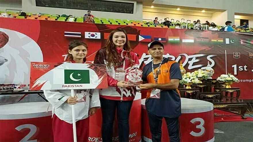 Young taekwondo star Ayesha Ayaz gets cash prize 