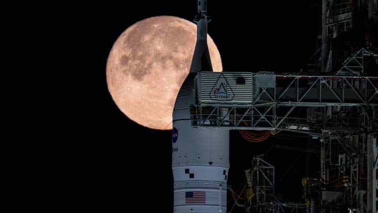 ناسا نے چاند پر بھیجے جانیوالا تاریخی انسان بردار مشن ملتوی کردیا