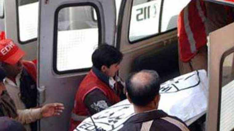 شہر قائد میں تیز رفتار وین نے 2 موٹرسائیکل سواروں کی جانیں لے لیں