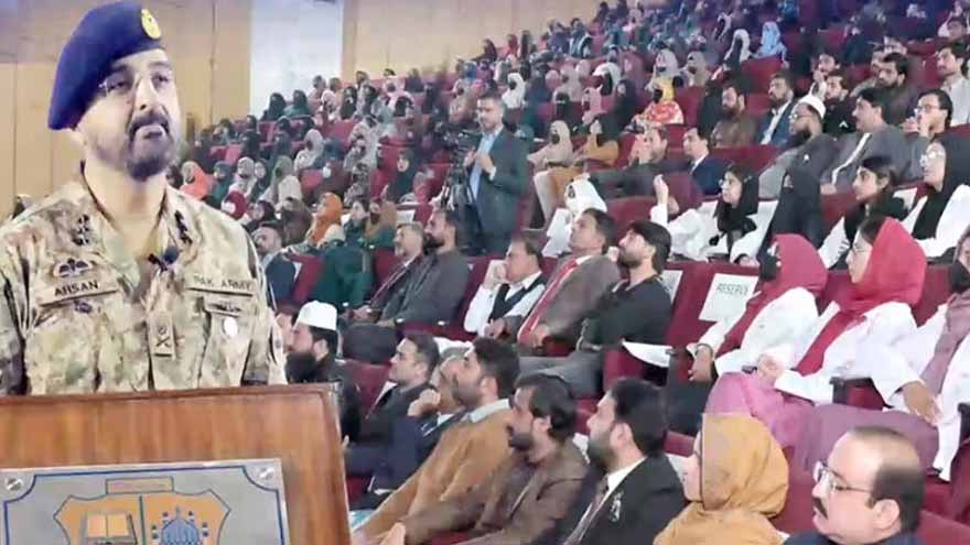 Multan Corps Commander holds interactive session with students, faculty in DG Khan university