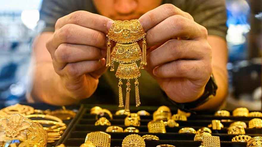Gold prices fall sharply in Karachi after four-day gap