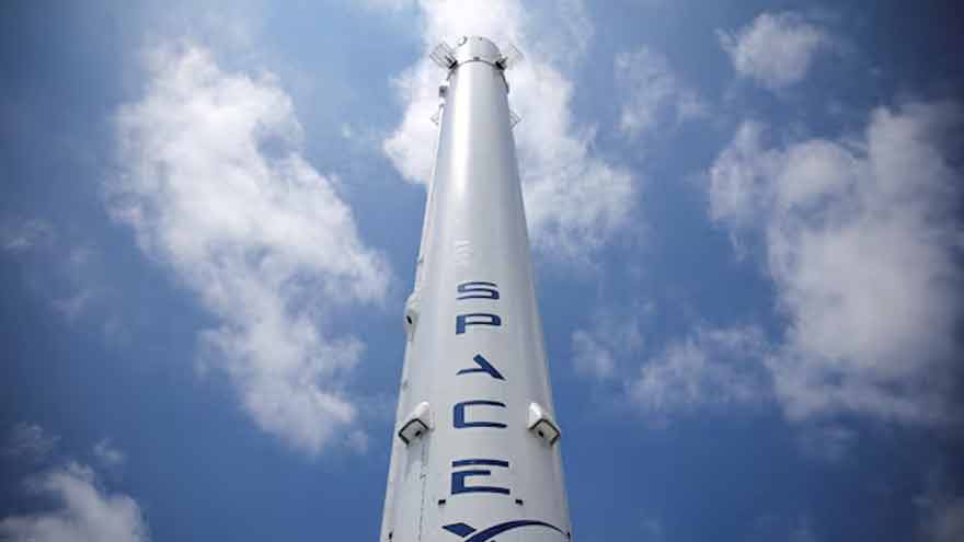 SpaceX delays Mars plans to focus on 2027 moon landing