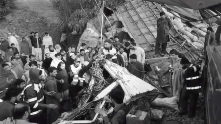 لوئر دیر: بریک فیل ہونے پر ٹرک کھائی میں جا گرا، 2 افراد جاں بحق