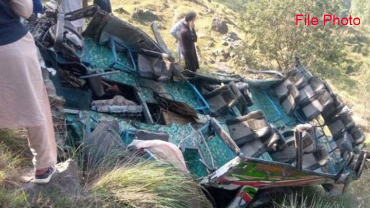 لوئر دیر: بریک فیل ہونے پر ٹرک کھائی میں جا گرا، 2 افراد جاں بحق