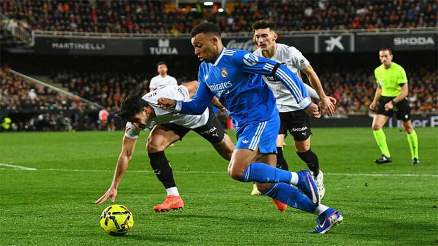 Real Madrid edge Valencia to stay on Barca's tail, Atletico slump