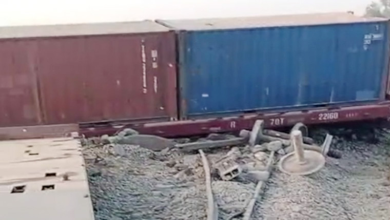 نوشہرو فیروز: مال بردار ٹرین کو حادثہ، 10 بوگیاں ڈی ریل، 5 الٹ گئیں
