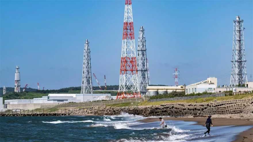 Dunya News Japan restarts world's biggest nuclear plant again