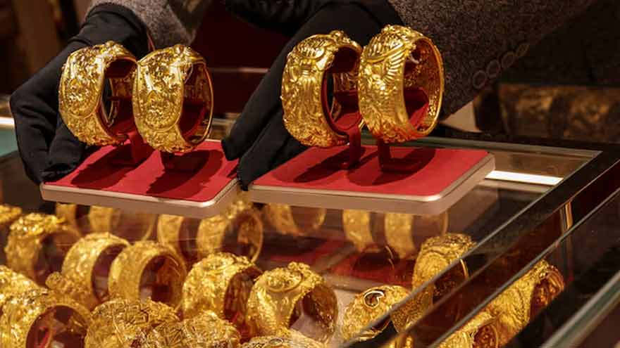 Gold falls on investor caution ahead of key US economic data