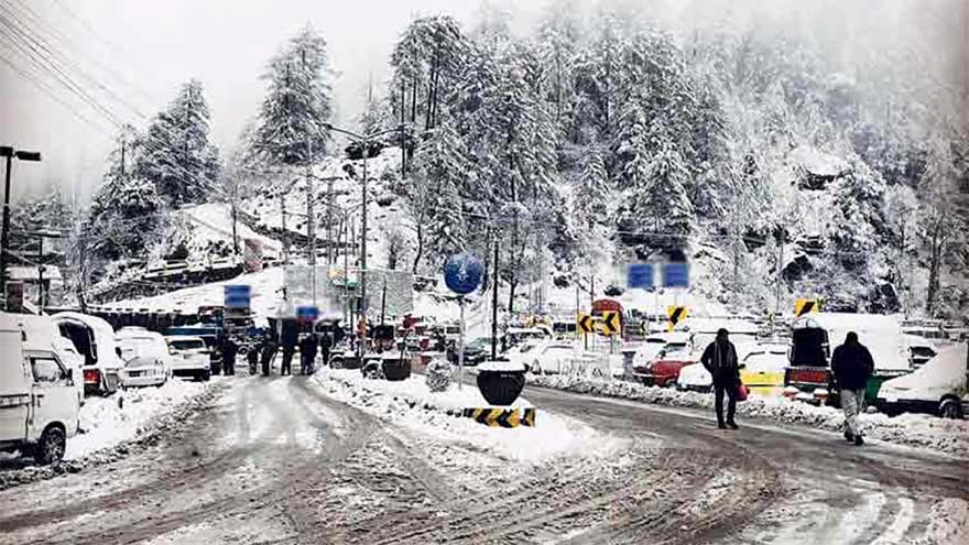 Fresh snowfall beautifies Murree as all roads remain open for tourists