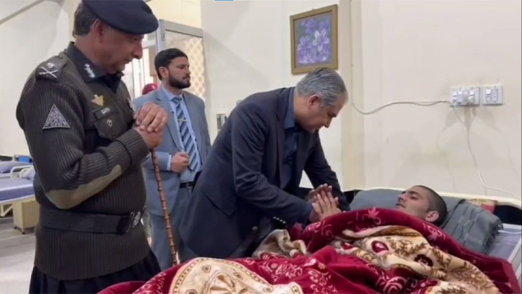 محسن نقوی کا فیڈرل کانسٹیبلری ہیڈ کوارٹر پشاور کا دورہ، زخمی سپاہیوں کی عیادت