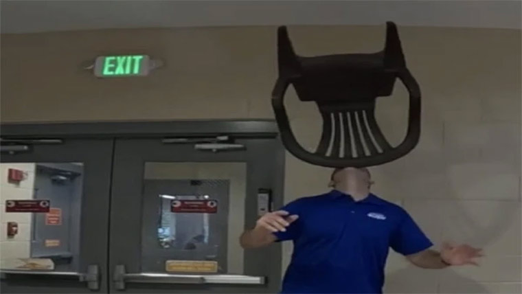 کرسی کا توازن قائم کر کے ٹائٹل واپس حاصل کرنے کا انوکھا کارنامہ