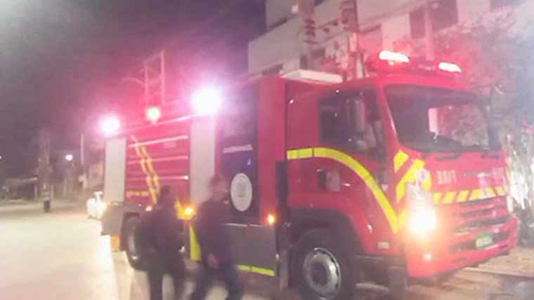 کراچی: 8 منزلہ رہائشی عمارت کی بیسمٹ میں لگی آگ پر قابو پا لیا گیا