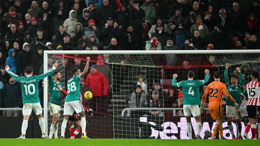 Van Dijk sinks Sunderland to boost Liverpool's bid for Champions League