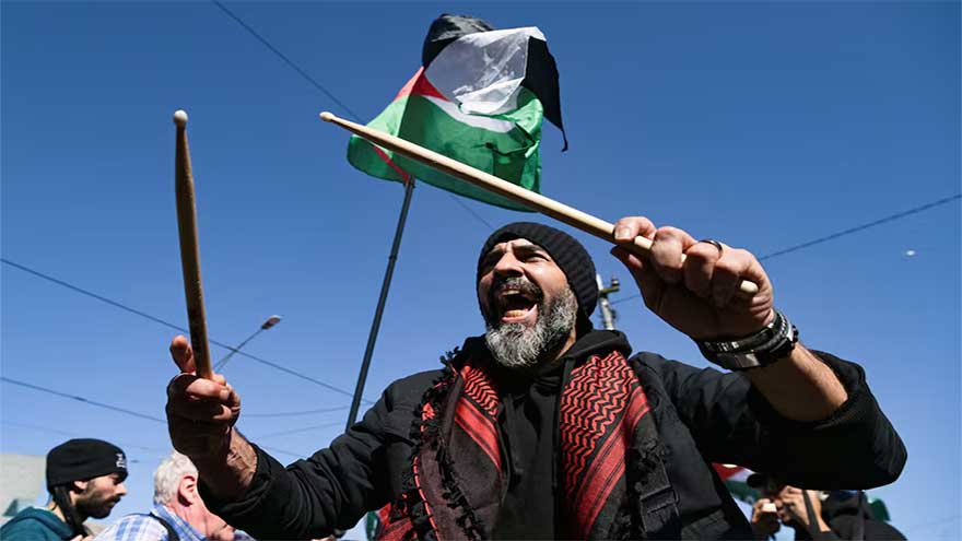 Protests dog Israeli president's last day in Australia