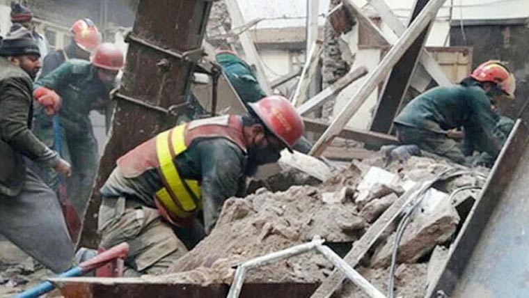 ڈسکہ: شادی والے گھر مکان کی چھت گرنے سے آٹھ افراد زخمی