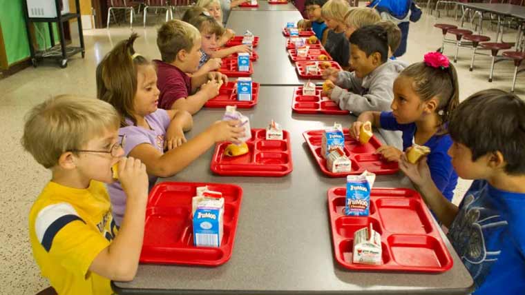 بچوں کو صحت مند کھانا کھلائیں، امارات کے سکولوں میں سافٹ ڈرنکس، چاکلیٹ اور فرائز پر پابندی عائد
