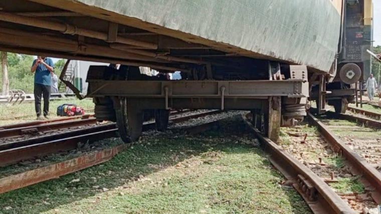 پنجاب سے کراچی آنے والی ہزارہ ایکسپریس پٹری سے اتر گئی