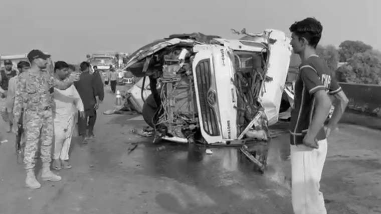 کراچی: سپرہائی وے پر آئل ٹینکر اور بس میں خوفناک تصادم، 12 افراد جاں بحق