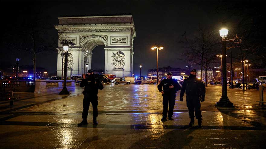 Paris police shoot dead knife man at Arc de Triomphe