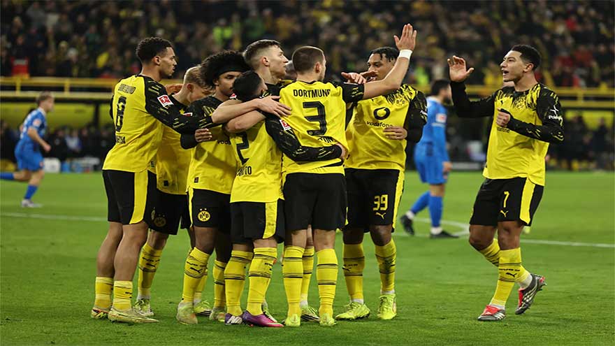 Dortmund thump Mainz to close in on Bayern