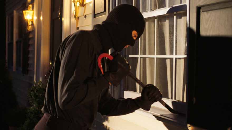 Thieves carry out robbery at jeweler shop in Karachi, steal gold and cash