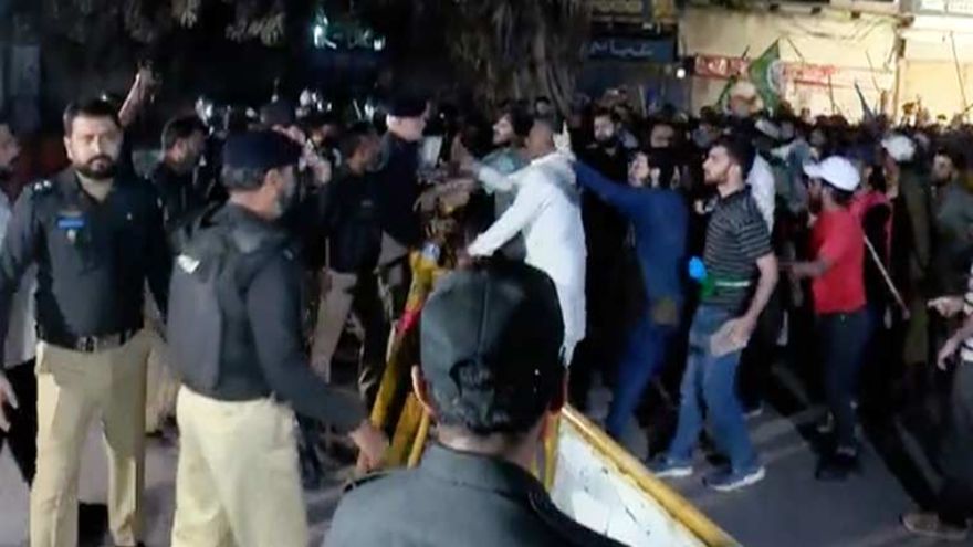 Karachi Police use tear gas and batons as Jamaat-e-Islami march heads toward Sindh Assembly