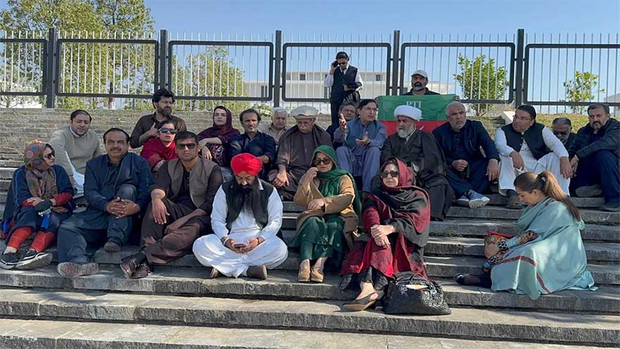 Opposition's sit-in continues as Imran Khan not yet shifted to hospital from prison