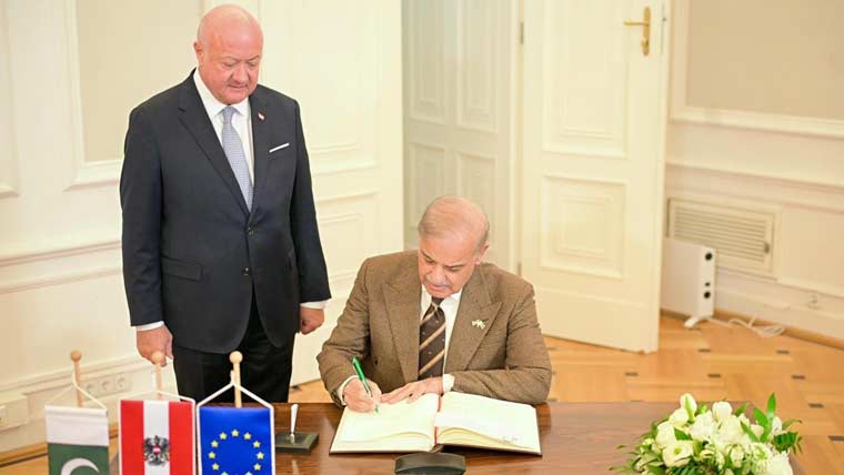 وزیراعظم ویانا میں آسٹرین چانسلری پہنچ گئے، پرتپاک استقبال، گارڈ آف آنر پیش