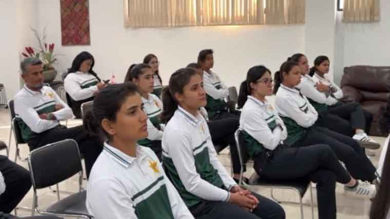 پاکستان ویمنز اے کرکٹ ٹیم کا بنکاک میں پاکستانی سفارتخانے کا دورہ، سفیر سے ملاقات