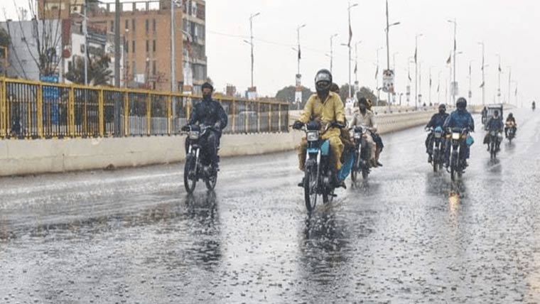 کراچی کے مختلف علاقوں میں تیز ہواؤں کے ساتھ بارش اور ژالہ باری