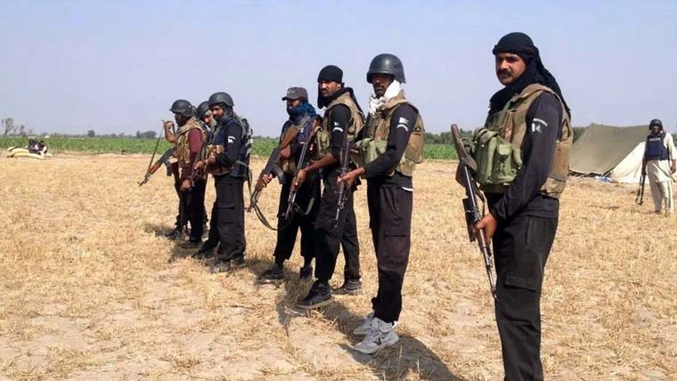 سندھ کچہ میں پولیس کا ’نجات مہران‘ آپریشن، بدنامِ زمانہ ڈاکو نے سرینڈر کردیا