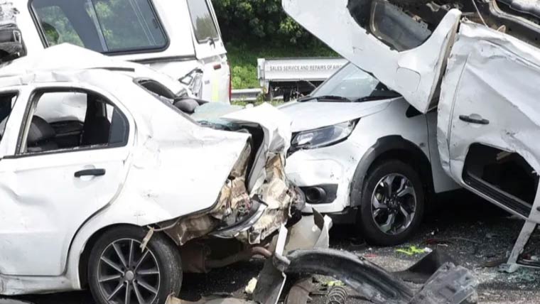 شہر قائد میں ٹریفک حادثہ، بچے سمیت 4 افراد جاں بحق، متعدد زخمی