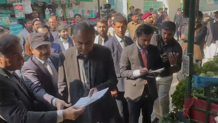 وفاقی وزیر داخلہ محسن نقوی کا اسلام آباد رمضان سہولت بازار کا دورہ