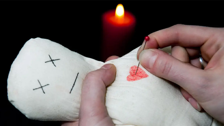 بھارت: جادو ٹونے کا الزام، مشتعل افراد نے خاتون کو ایک سالہ بچے سمیت زندہ جلادیا