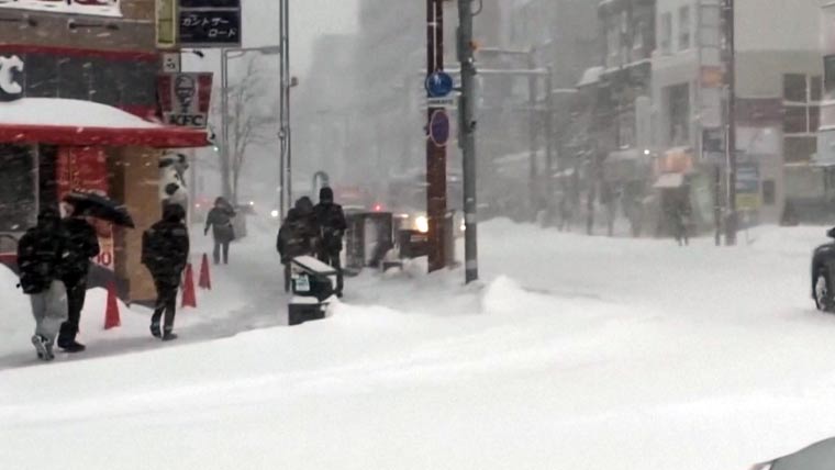 جاپان کے شہر ہوکائیڈو میں شدید برفباری، نظام زندگی مفلوج، بجلی، ٹرانسپورٹ کا نظام درہم برہم