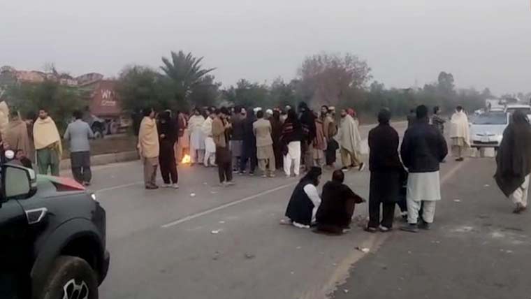 لکی مروت میں بجلی کی لوڈشیڈنگ کے خلاف شہری سراپا احتجاج