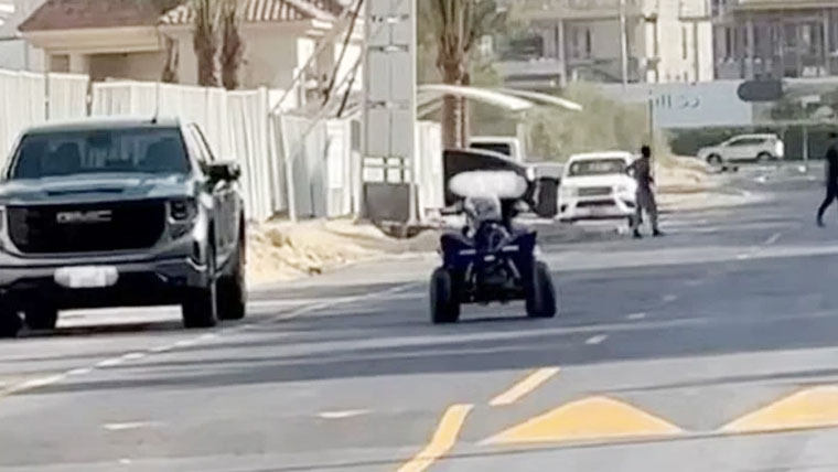 دبئی میں کم عمر بچے کو موٹر بائیک چلانے پر 50 ہزار درہم جرمانہ