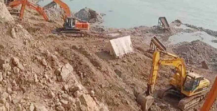 KP govt imposes 60-day ban on illegal gold mining along major rivers