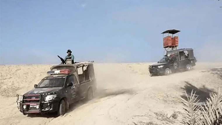 سندھ : کچہ میں پولیس رینجر کا مشترکہ آپریشن، ہیڈ منی والے ڈاکو نے ہتھیار ڈال دیے